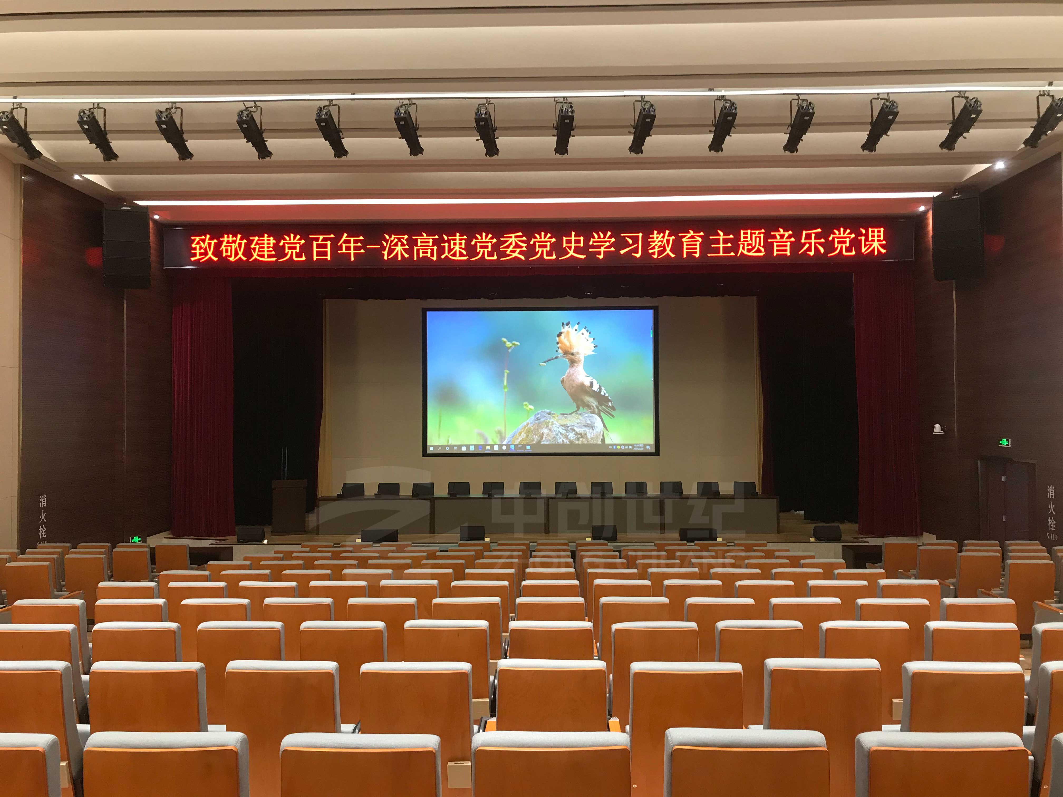 深圳市龍崗區(qū)深高速五聯(lián)綜合服務樓多功能廳正面照.jpg 深圳市龍崗區(qū)深高速五聯(lián)綜合服務樓多功能廳正面照.jpg