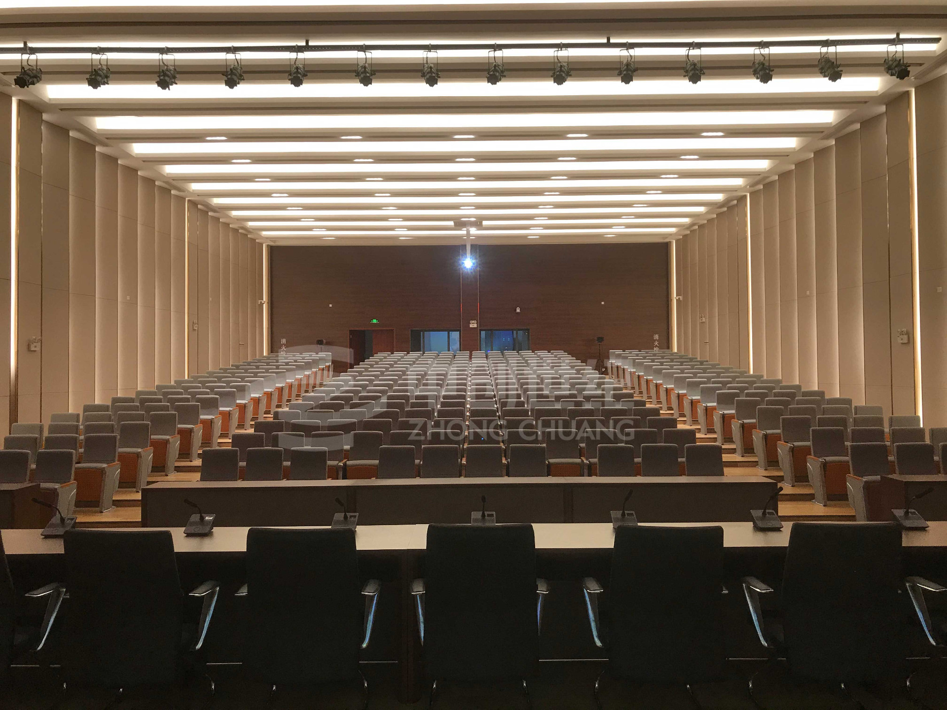 深圳市龍崗區(qū)深高速五聯(lián)綜合服務樓多功能廳后場照.jpg 深圳市龍崗區(qū)深高速五聯(lián)綜合服務樓多功能廳后場照.jpg