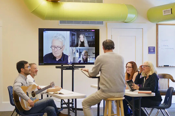 多代社群齊聚的古老教堂使用Bose vb1開會(huì)場(chǎng)景3